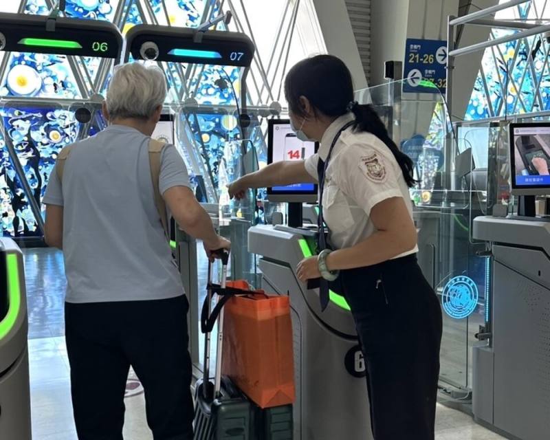 高雄機場出入境旅客人潮持續增加，移民署高雄機場國境事務隊因應旅運需求，除啟用新世代自動查驗通關系統（e-Gate），也增設「親子友善櫃檯」，提升通關效率與便利性。（移民署提供）