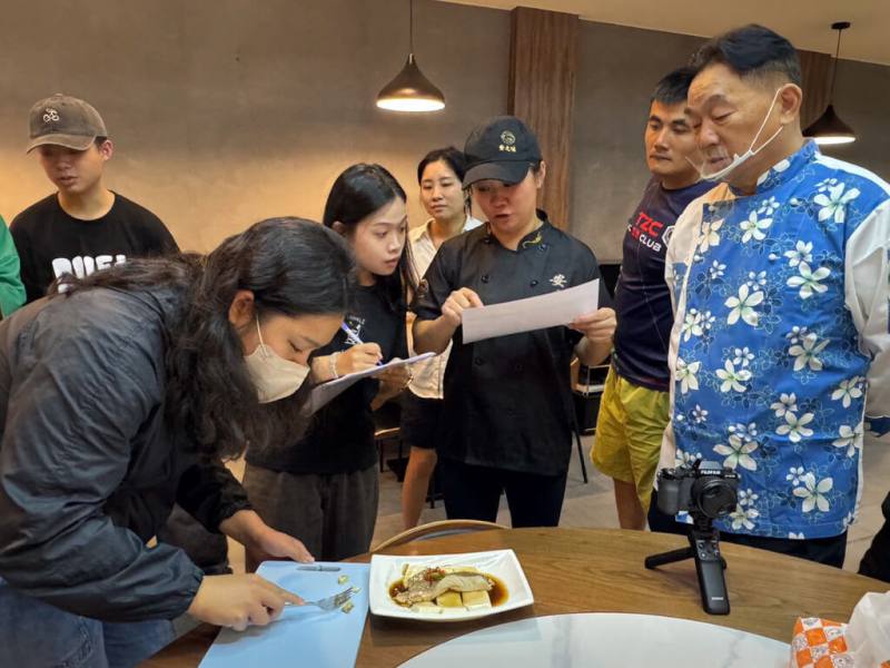 連江縣衛生局打造高齡友善美食島，特邀專業團隊針對馬祖地區餐飲業者舉辦「高齡友善質地調整飲食實務」培訓活動，攜手在地業者，開發保留馬祖風味與長者也咬得動的特色菜餚。（連江縣衛生局提供）
