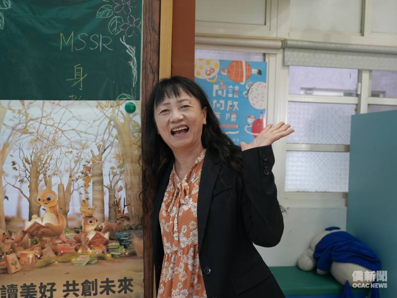 苗栗新開國小校長鄭惠鳳期盼更多學校加入海外青年英語服務營，為偏鄉教育注入新資源。