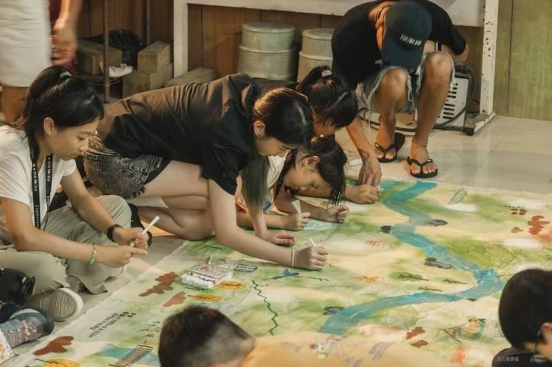 原住民族文化事業基金會主辦「Pulima Kids第4屆兒少美感創作營」，帶領10至15歲孩子從山林、部落生活與身體經驗中發展美感創作，成果將於2026台灣設計展中展出。（原文會提供）