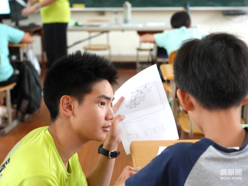 透過教學，海外青年志工學習傾聽、觀察與理解孩子。