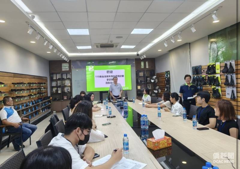 僑務委員蔡文瑞向青年學員介紹越南臺商發展歷程與產業布局，分享多年在越南深耕的經驗與見解。