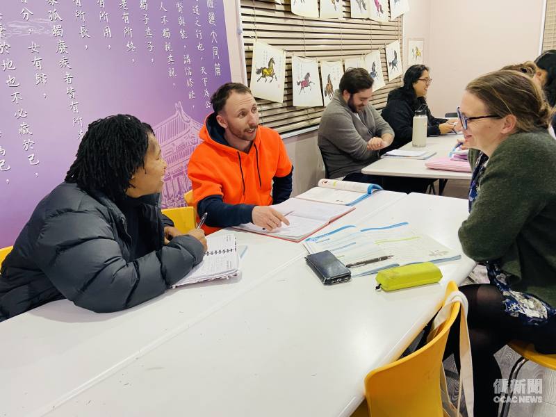 Natalia(left) learning Mandarin with classmates from around the world.