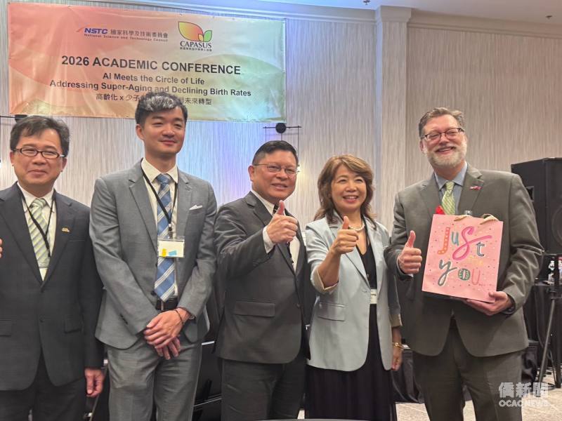 出席貴賓合影：右起Dekalb County Commissioner Robert Patrick、美東南區中華學人協會會長張靜宜、林主恩、張智閔、閻樹榮