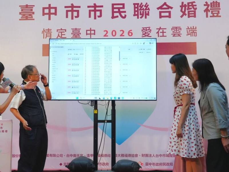 台中市政府舉辦空中聯合婚禮，將於10月飛往日本沖繩，19日在市府舉辦公開抽籤，由民政局長吳世瑋代表抽出66對新人及備取名單。（台中市政府提供）