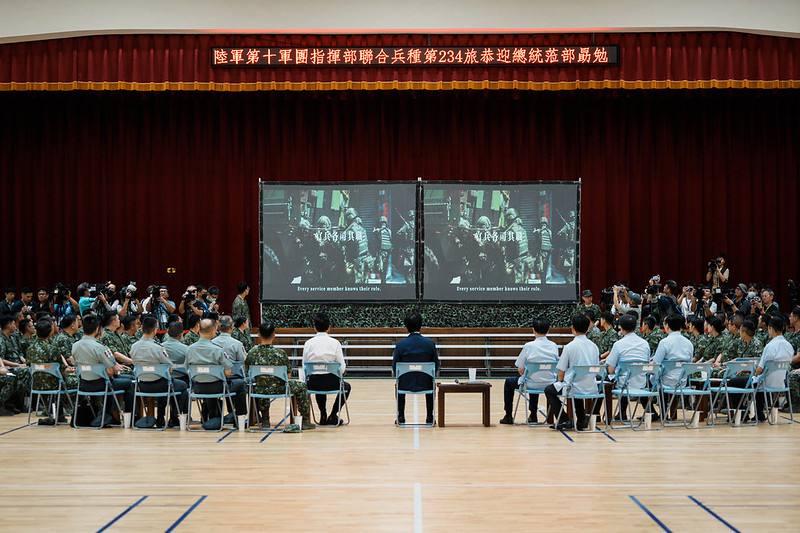 總統觀看臺中地區實兵演練部隊操演紀實影片