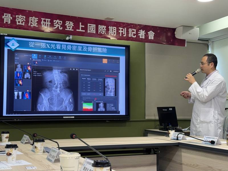 台大醫院雲林分院骨科醫師傅紹懷（圖）研究運用AI分析既有X光影像，估算骨密度，其數值與DXA數值相近，準確率超過9成，預計明年將此技術深入縣內多所衛生所，找出更多高風險群。