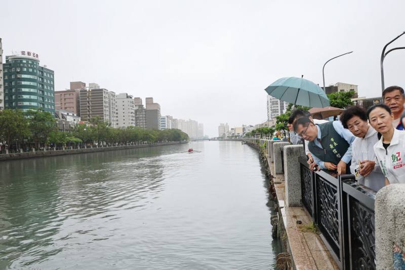 台南安平運河沿線每逢年度天文大潮，常因海水倒灌引發「晴天淹水」，市府推動改善計畫，如今工程進度約80%，市長黃偉哲（前右3）20日視察工程進度。（台南市政府提供）