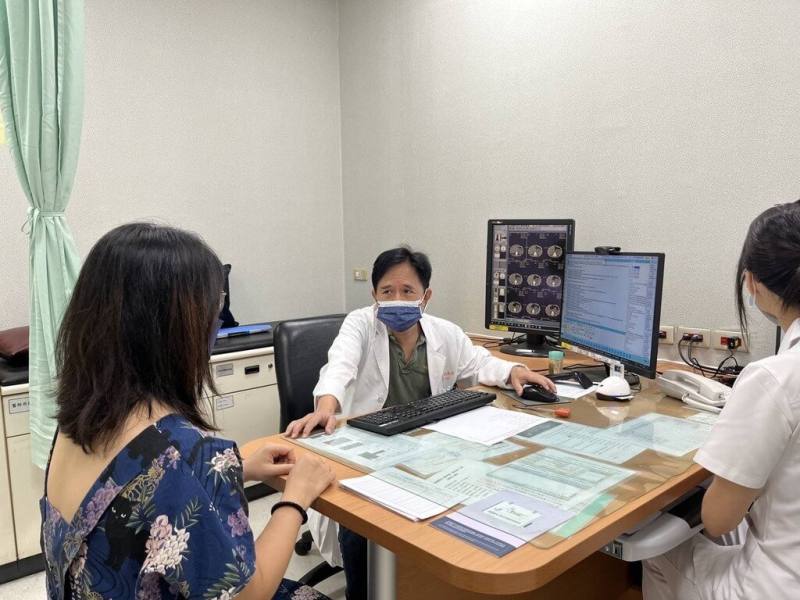 林口長庚醫院神經內科部副部主任郭弘周（中）提醒，「急性間歇性紫質症」雖罕見，但及早辨識、正確診斷、適當治療與移除誘因，有助降低嚴重神經併發症等風險。圖為看診示意。（長庚醫院提供）