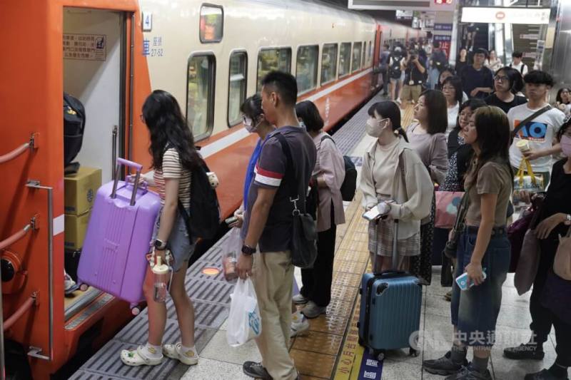 圖為台北車站月台乘車民眾。