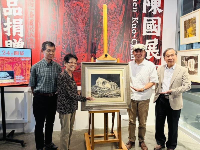 已故版畫蝕刻大師陳國展在屏東美術史上有相當高的成就與貢獻，遺孀李玉鳳（左2）將陳國展共291件作品捐贈屏東縣政府典藏，19日舉行捐贈典藏儀式，盼透過捐贈，讓陳老師對土地的情感與創作精神持續傳承。（屏東縣政府提供）