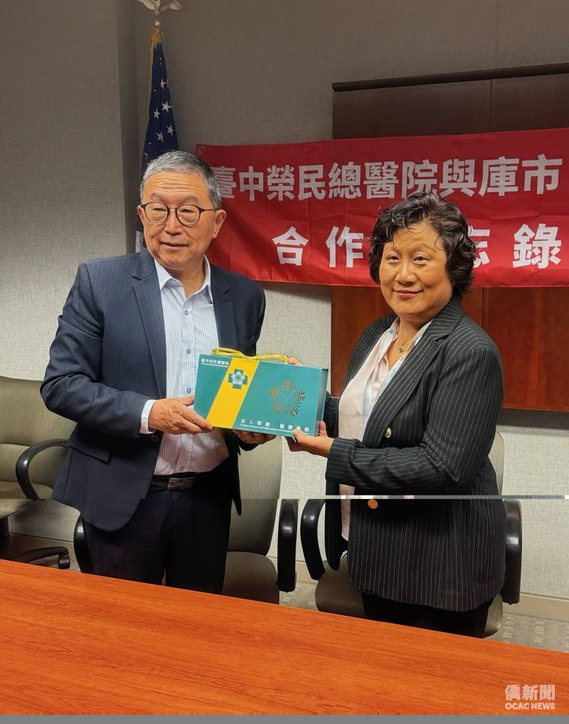 周元華(左)贈紀念品給趙良方(右)。