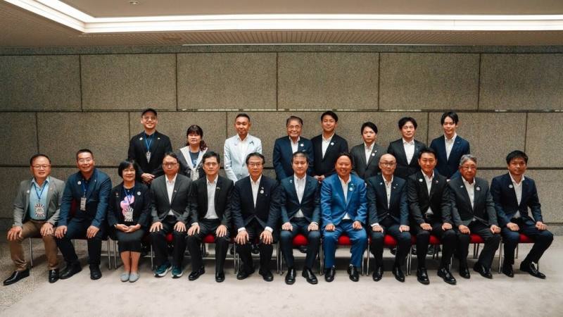 台南市長黃偉哲（前左6）14日拜會日本埼玉縣議會議長荒木裕介（前右6）、埼玉縣副知事堀光敦史（前右4）等人，深化台日交流。（台南市政府提供）