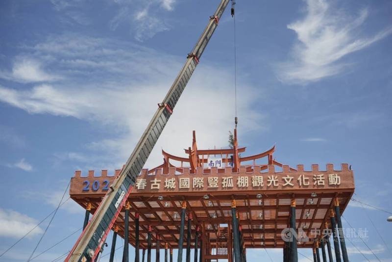 Workers hoist a 21-meter bamboo lantern pole onto the competition structure in Hengchun Township, Pingtung County, on Wednesday as part of a traditional ritual ahead of the annual Ghost Festival pole-climbing contest. CNA photo