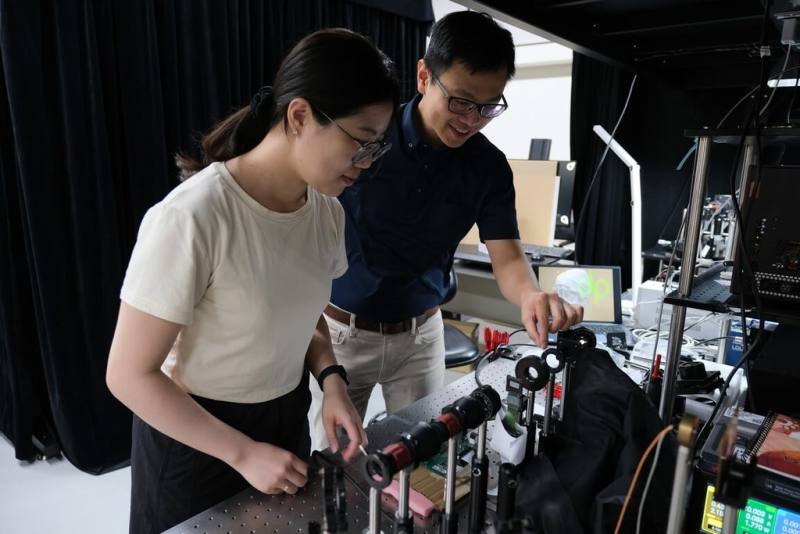 陽明交通大學20日指出，光電工程學系副教授黃耀緯（右）、學生郭婉慈（左）等人組成的研究團隊，研發出一款超薄「超穎介面」，能大幅縮減光學設備體積，提升AR產品的光學效率與色彩表現。（陽明交大提供）