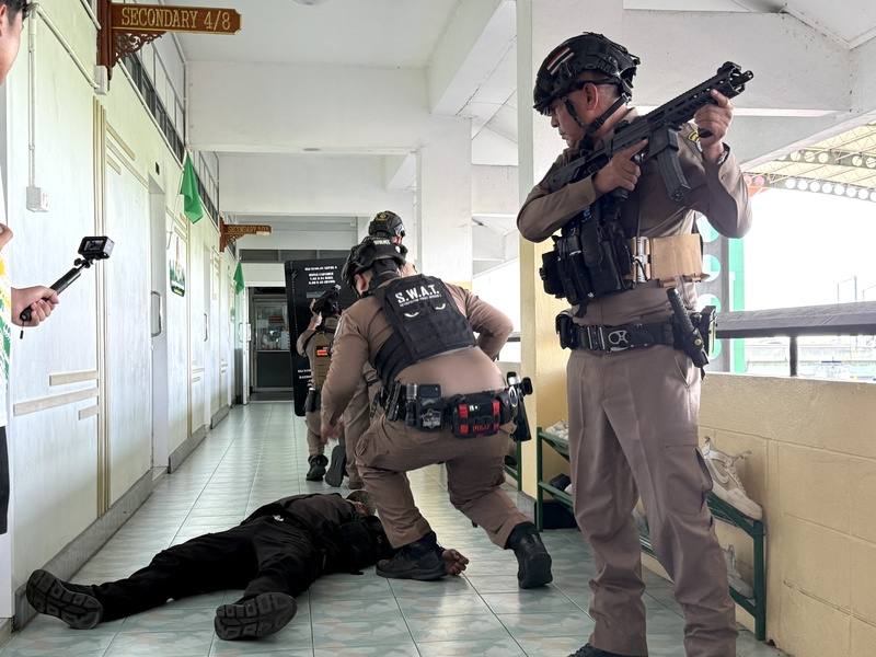 泰國曼谷近郊一所中學18日舉行校園槍擊演練，警方持槍進入教室走廊搜索，並制服嫌犯，場面逼真。