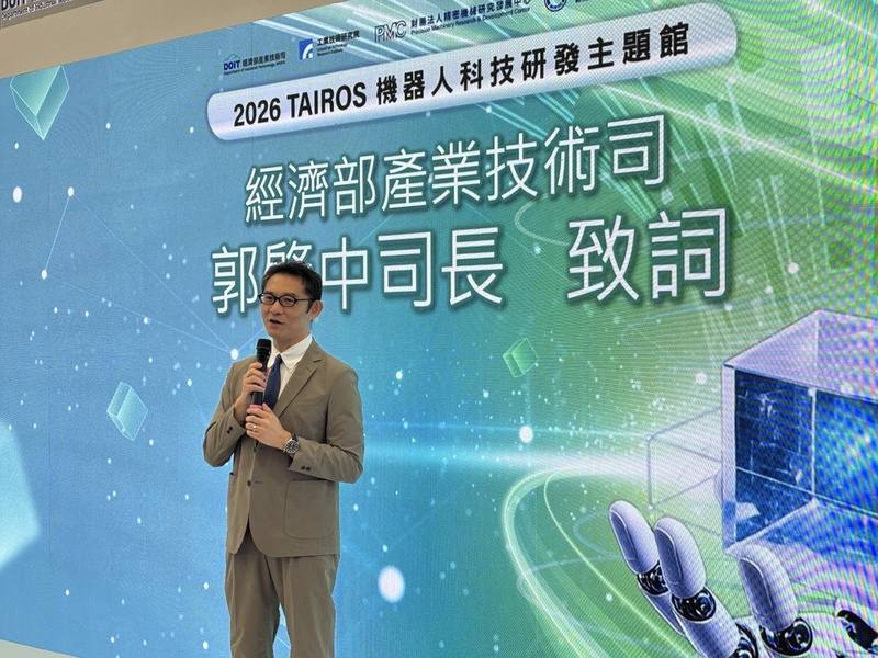 「2026台灣智慧自動化與機器人展」19日開幕，經濟部產業技術司展示16項智慧機器人創新技術。技術司長郭肇中說明，智慧機器人商機龐大，台灣可從過去供應關鍵零組件角色，進一步布局智慧機器人整體解決方案。