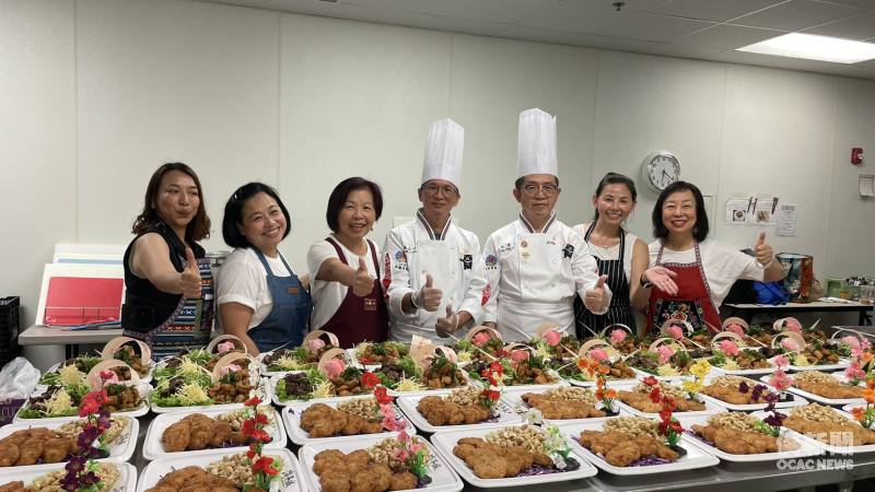 主廚高景泉、蔡裕峰與僑界幫手合照