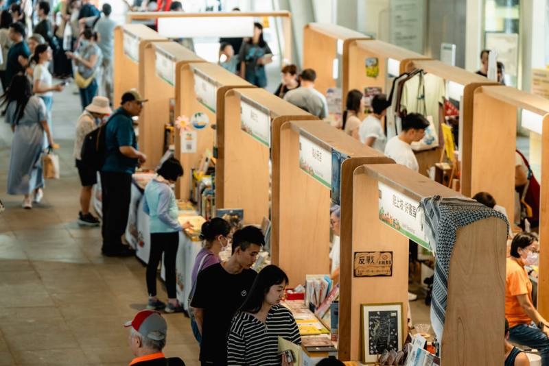 2026高雄城市書展將於9月19、20日在高雄市立圖書館總館登場，集結全台70家獨立書店，並規劃講座、閱讀體驗及文化市集。圖為2025年書展市集。（高雄市立圖書館提供）