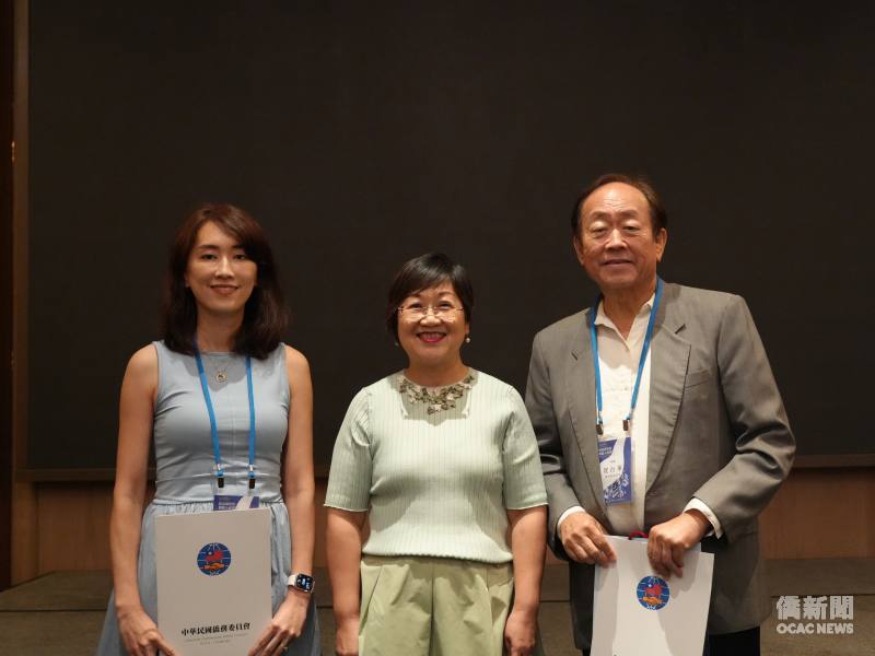 僑務委員會委員長徐佳青20日於結業式頒發結業證書予學員長賀台華（右一）及副學員長薛伊婷（左一）。