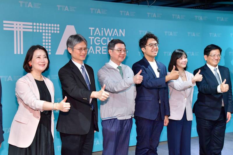 2026年8月20日行政院長卓榮泰參訪台灣科技新創基地