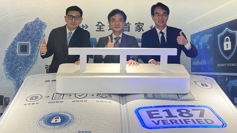 資策會20日舉行全球首家SEMI E187資安檢測實驗室啟用儀式，數發部長林宜敬（右起）、資策會董事長黃仲銘、SEMI全球行銷長暨台灣區總裁曹世綸出席。