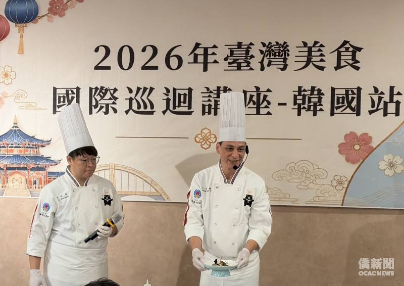 江信毅(右)親自示範「刺蔥烤雞椴木香菇慕斯嫩雞胸襯馬告椒鹽粉」及「臺灣東北角鮑魚馬告小卷搭小米酒凍」