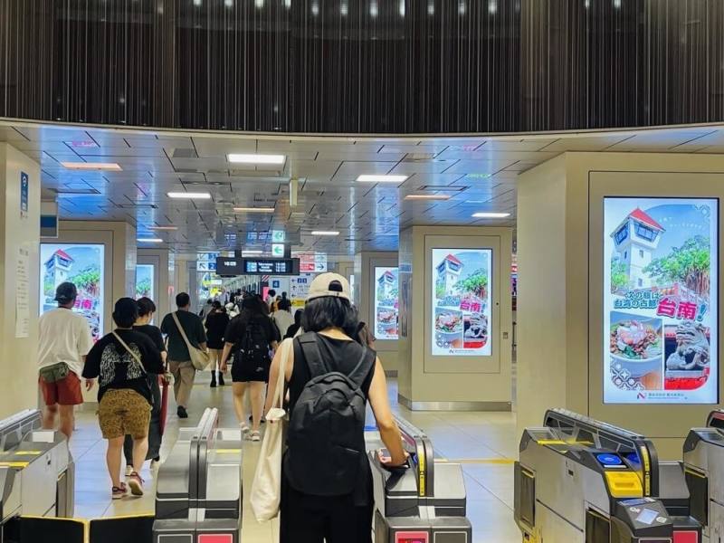台南市政府拓展日本旅遊市場，8月10日至16日間在西武鐵道池袋站20面數位看板刊登廣告。觀旅局表示，池袋站是東京重要交通樞紐，人潮眾多，希望觀光廣告提升台南在日本市場能見度。（台南市政府提供）