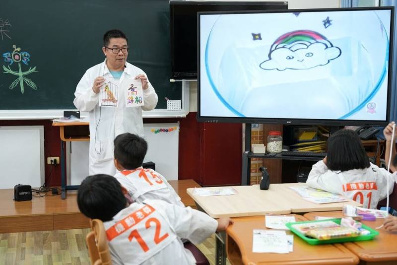 台灣師範大學團隊深入各地舉辦營隊，把資源帶到偏鄉；近日前進嘉義縣阿里山鄉達邦國小，鼓勵約50名鄒族學童探索科學的奧祕。（台師大提供）
