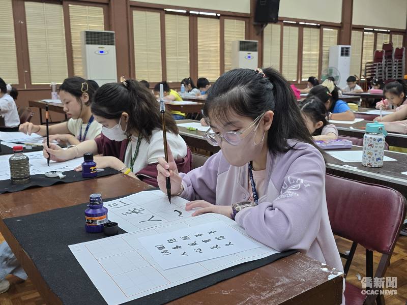 參賽學生凝神運筆、專注揮毫，在一撇一捺間展現平日所學的書法功底