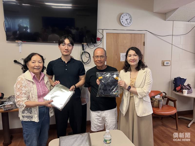 紐澤西生活充實俱樂部理事周秀蘭(左一)特邀紐約文教中心主任王怡如(右一)、駐紐約辦事處法務祕書賴奕辰(左二)專題演講，講題切合海外僑胞的需求。
