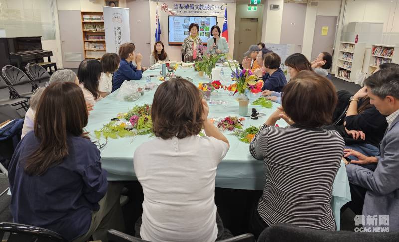 澳洲樂活讀書會會長黃松惠(右)介紹主講人喬琪老師(左)，並歡迎學員熱情參與