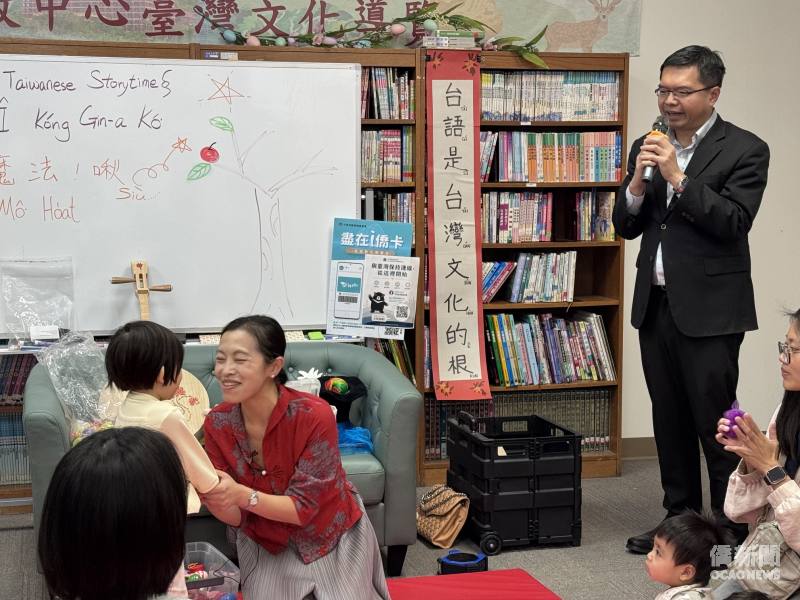 文教中心主任王偉讚(右)歡迎親子同樂參加「臺語童謠故事時間」。