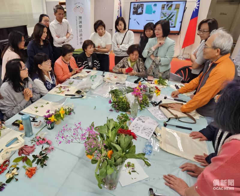 喬琪示範植物拓染技巧