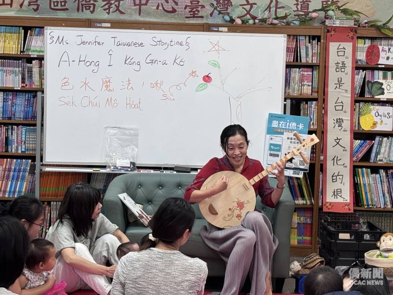 講師柯伊芳帶領大家唱跳臺語童謠〈紅綠燈〉。