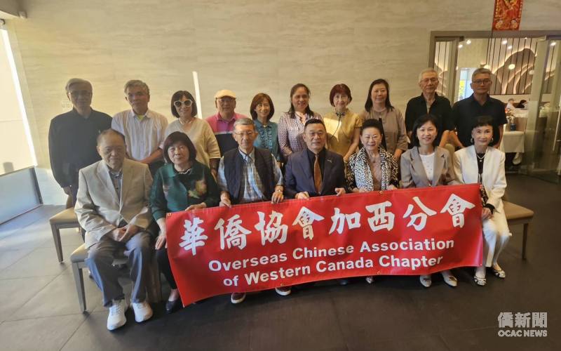林齊國(前排中)與華僑協會加西分會幹部及僑界人士餐敘交流