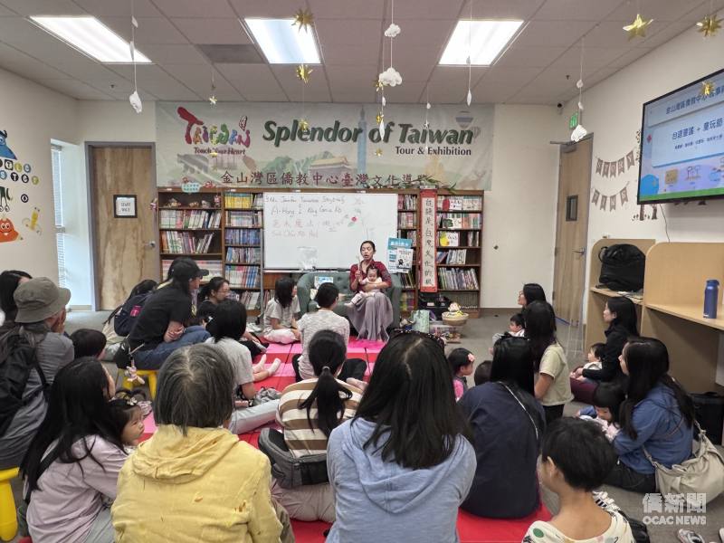 金山灣區文教中心舉辦「臺語童謠故事時間」，小朋友專心聽故事。