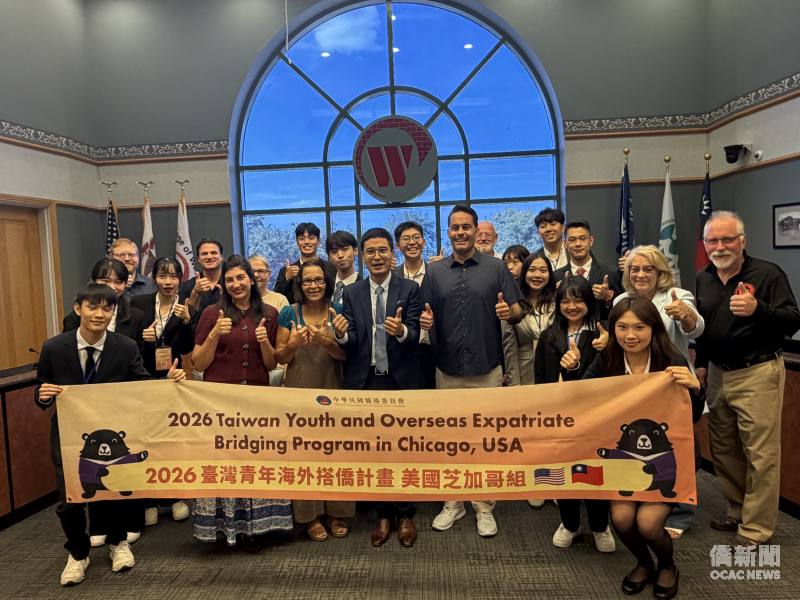 拜會芝加哥西郊Westmont市政府，受到市長(前排右4)、全體董事會成員及警察、消防等部門代表熱情接待