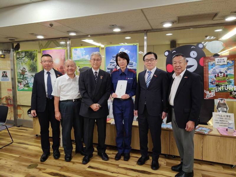 左起依序為大阪中華總會事務長林學謙、名譽會長洪里勝信、會長葉山祐造、熊本縣大阪事務所所長山田純子、駐大阪辦事處處長范振國及大阪中華總會前會長郭重信合影
