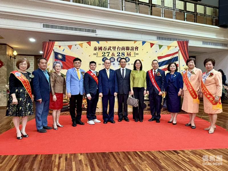 泰國華僑協會主席余聲清(左6)、藍夏禮伉儷與李孟彥、林道均及貴賓們合影