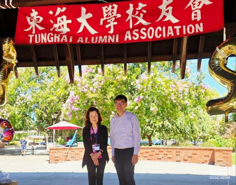 東海大學校友會會長宮立平(左)歡迎金山灣區文教中心主任王偉讚(右)。