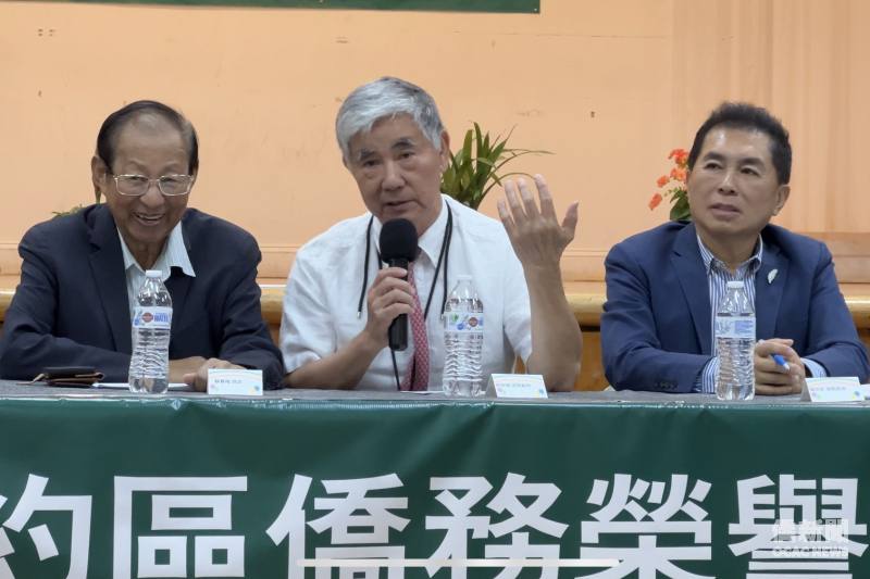 總統府資政蘇春槐 (左起)、國策顧問莊振輝、聯合聲明召集人暨僑務委員鍾文忠出席，僑胞齊聲力挺僑務委員會委員長徐佳青。