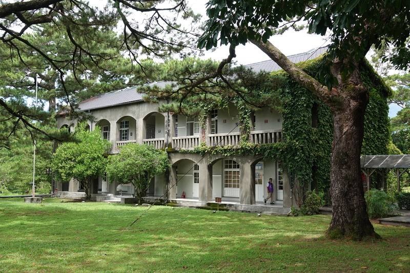 松園別館位於美崙山麓，可以眺望太平洋濱，因園區種植數十棵琉球松而得此名。