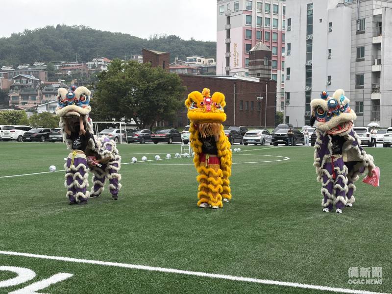 漢城華僑中學舞獅隊帶來精彩慶祝表演，為活動增添熱烈喜慶氣氛。