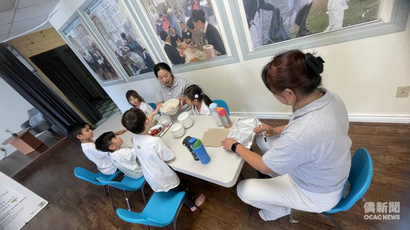 小小廚師單元裡，林怡君帶領孩子動手做蔬食點心。(照片由謝明華提供)