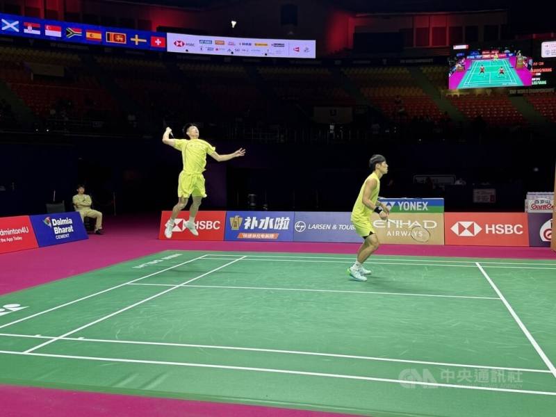 Taiwanese badminton stars Lee Jhe-huei (right) and Yang Po-hsuan (left) partner up in the men's doubles semifinals at the 2026 BWF World Championships on Saturday.