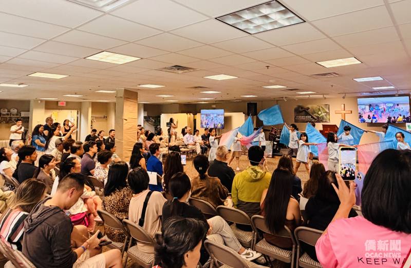 學員為慶祝美國建國250週年所準備的旗舞表演，以充滿活力的演出贏得全場掌聲。