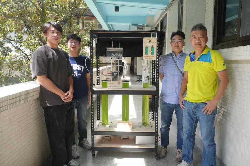 台灣科技大學教授郭俞麟（前右）的團隊研究綠色固碳方法，驗證電漿活性水在特定條件下可有效促進淡水小球藻生長，提升碳固定效率，等於可把水變成肥料。（台科大提供）