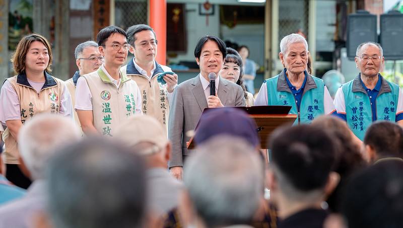 總統前往「內轆慶福寺」參香祈福，並致詞