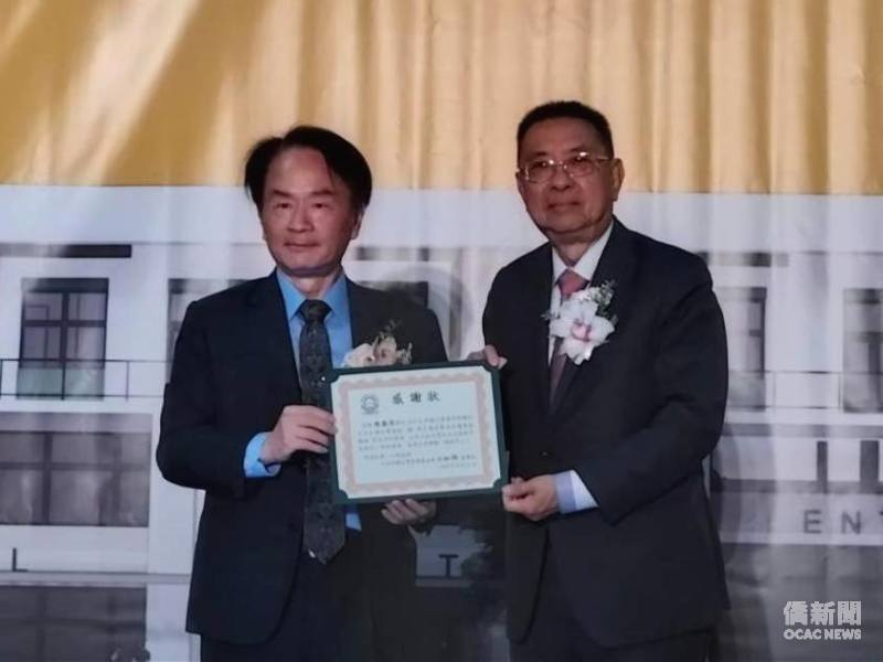 大洛杉磯臺灣會館董事長田詒鴻(右)頒感謝狀予國史館館長陳儀深(左)